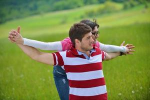 casal jovem romântico apaixonado juntos ao ar livre foto