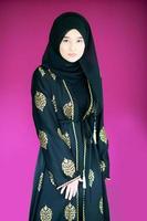 mulher muçulmana com hijab em vestido moderno foto
