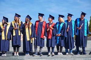 grupo de estudantes jovens graduados foto