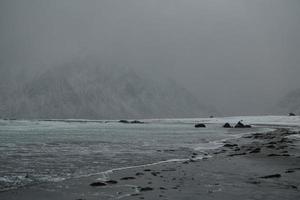 costa da noruega no inverno com neve mau tempo nublado foto