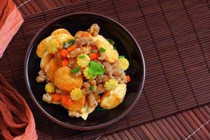 tofu de ovo salteado com carne de porco e vegetais. foto