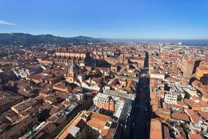 vista da torre asinelli na strada maggiore em bolonha foto