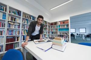 estudante estuda na biblioteca da escola foto