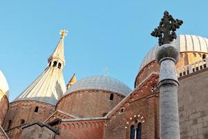 cruz e cúpulas da catedral de pádua foto