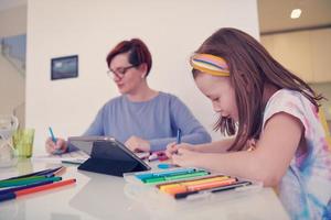 mãe e filha brincando juntas desenhando obras de arte criativas foto