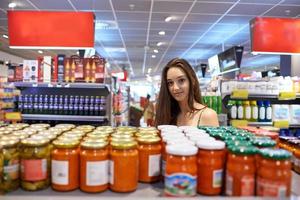 jovem mulher às compras foto