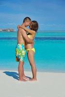 casal jovem feliz curtindo o verão na praia foto