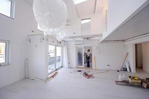 suécia, 2022 - carpinteiros instalando porta de vidro com moldura de madeira foto