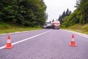 acidente de caminhão e acidente de carro foto