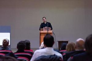 empresário dando apresentações na sala de conferências foto