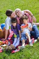 família feliz jogando juntos em um piquenique ao ar livre foto