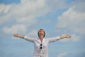 mulher feliz aproveite o horário de verão foto