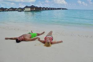 casal jovem feliz nas férias de verão se divertir e relaxar foto