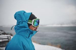 homem no inverno na noite de tempestade vestindo jaqueta de pele quente foto