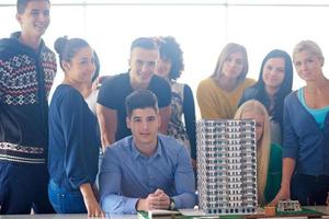 grupo de alunos com professor na aula foto