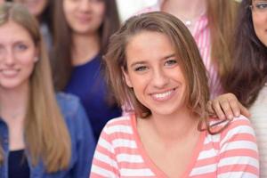 grupo de adolescentes felizes na escola foto