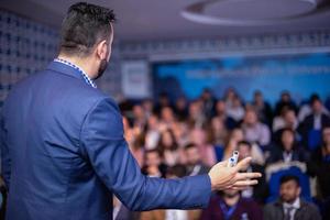 empresário dando apresentações na sala de conferências foto