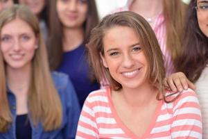 grupo de adolescentes felizes na escola foto