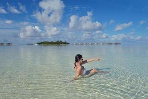 mulher feliz aproveite o horário de verão foto