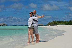 feliz casal jovem se diverte no verão foto