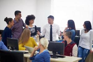 alunos com professor em sala de aula de laboratório de informática foto