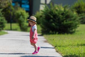 menina correndo no parque de verão foto