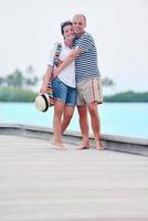 feliz casal jovem se divertir na praia foto