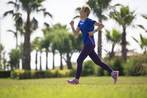 jovem corredor feminino treinando para maratona foto