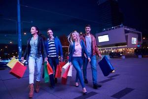 grupo de amigos desfrutando de compras foto