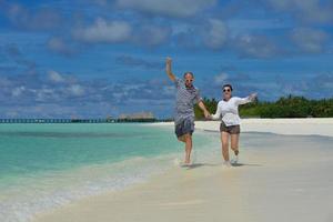 feliz casal jovem se diverte no verão foto