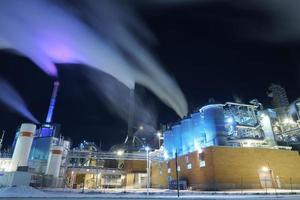 noruega, 2022 -fábrica à noite poluição do ar por fumaça industrial foto