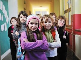 grupo de crianças felizes na escola foto