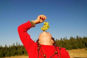 menina comendo uvas foto