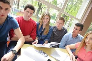 grupo de adolescentes na escola foto