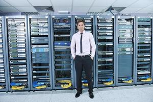 jovem engenheiro de TI na sala do servidor do datacenter foto