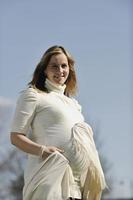 feliz jovem grávida ao ar livre foto