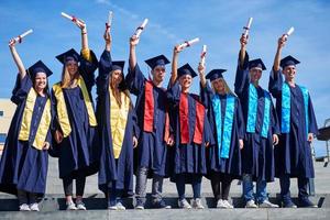 grupo de estudantes jovens graduados foto