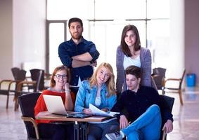 grupo de alunos em pé juntos como equipe foto