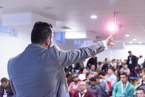 empresário dando apresentações na sala de conferências foto