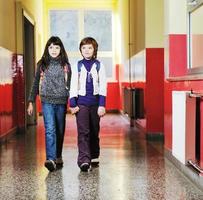 grupo de crianças felizes na escola foto