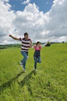 casal jovem romântico apaixonado juntos ao ar livre foto