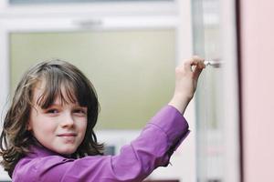 menina da escola feliz nas aulas de matemática foto