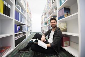 estudante estuda na biblioteca da escola foto