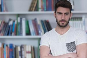 estudante estuda na biblioteca da escola foto