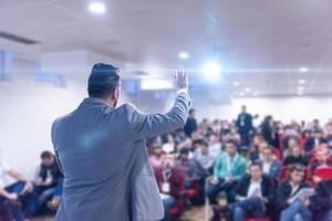 empresário dando apresentações na sala de conferências foto