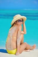linda mulher descansando na praia tropical foto