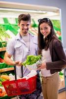 casal de compras em um supermercado foto