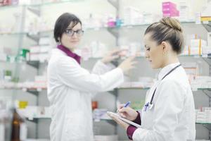 equipe de farmacêutico químico mulher na farmácia farmácia foto