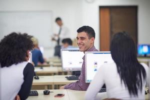 grupo de alunos em sala de aula de laboratório de informática foto