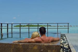 casal jovem feliz nas férias de verão se divertir e relaxar na praia foto